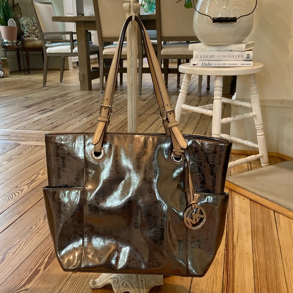 Michael Kors Handbags - Michael Kors metallic handbag!!